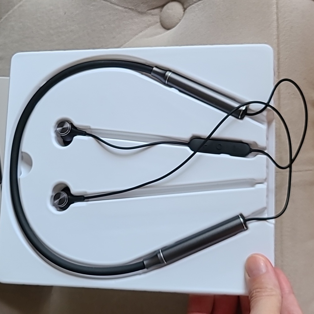 Wireless necklace earphone